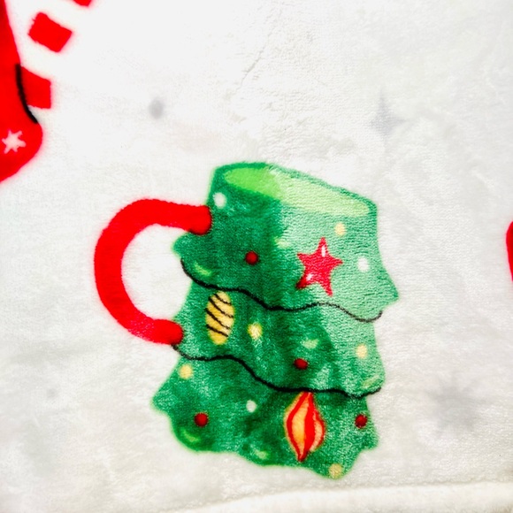 Christmas Festive Coffee Mugs Oversized Plush Throw Blanket Santa Penguin Tree - Picture 5 of 13